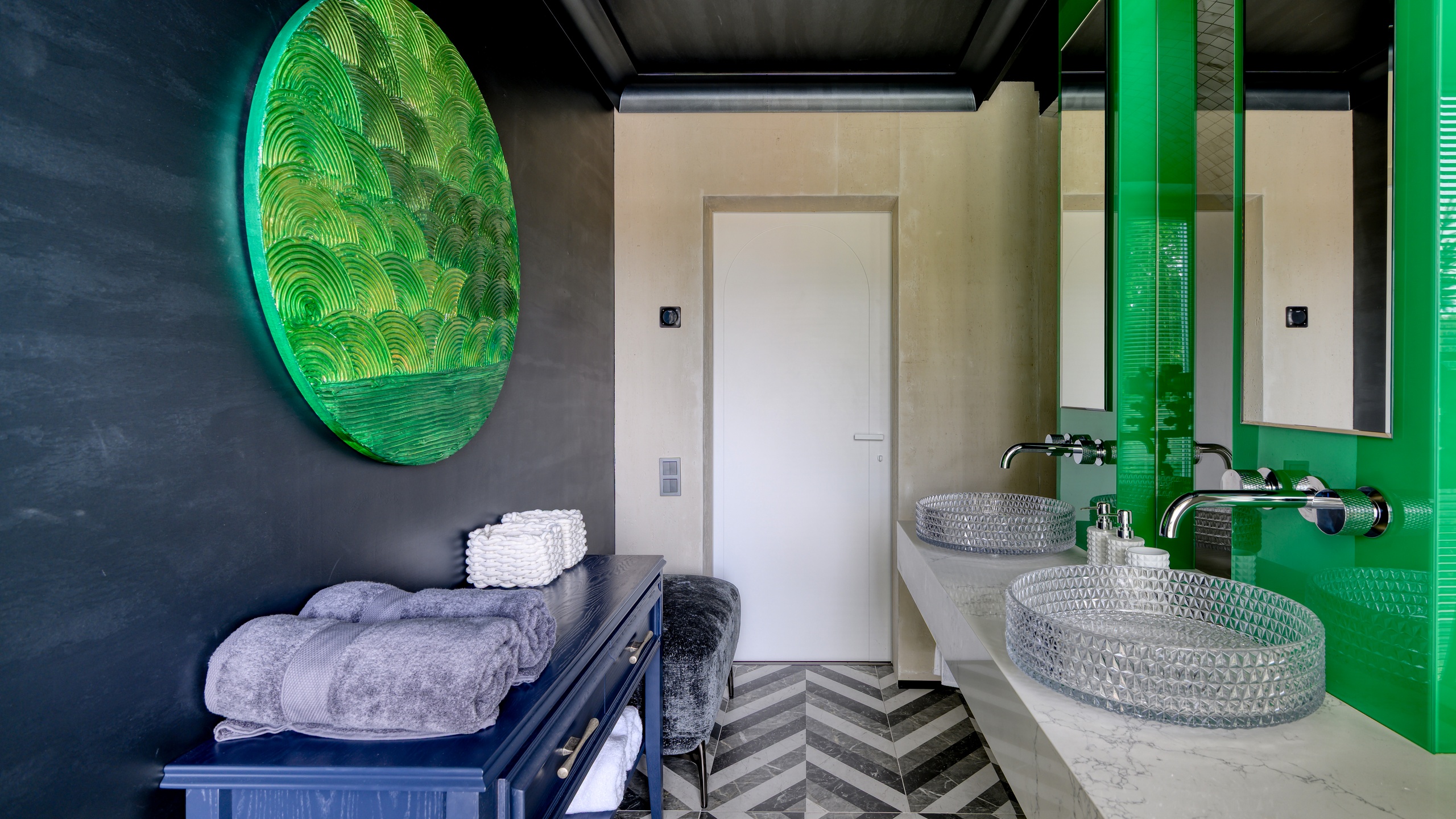 Изумрудная ванная комната в «Дачном ответе»