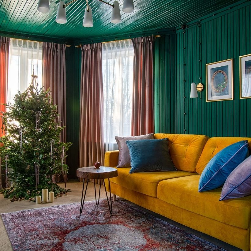 Новогодний дизайн кухни-гостиной в загородном доме