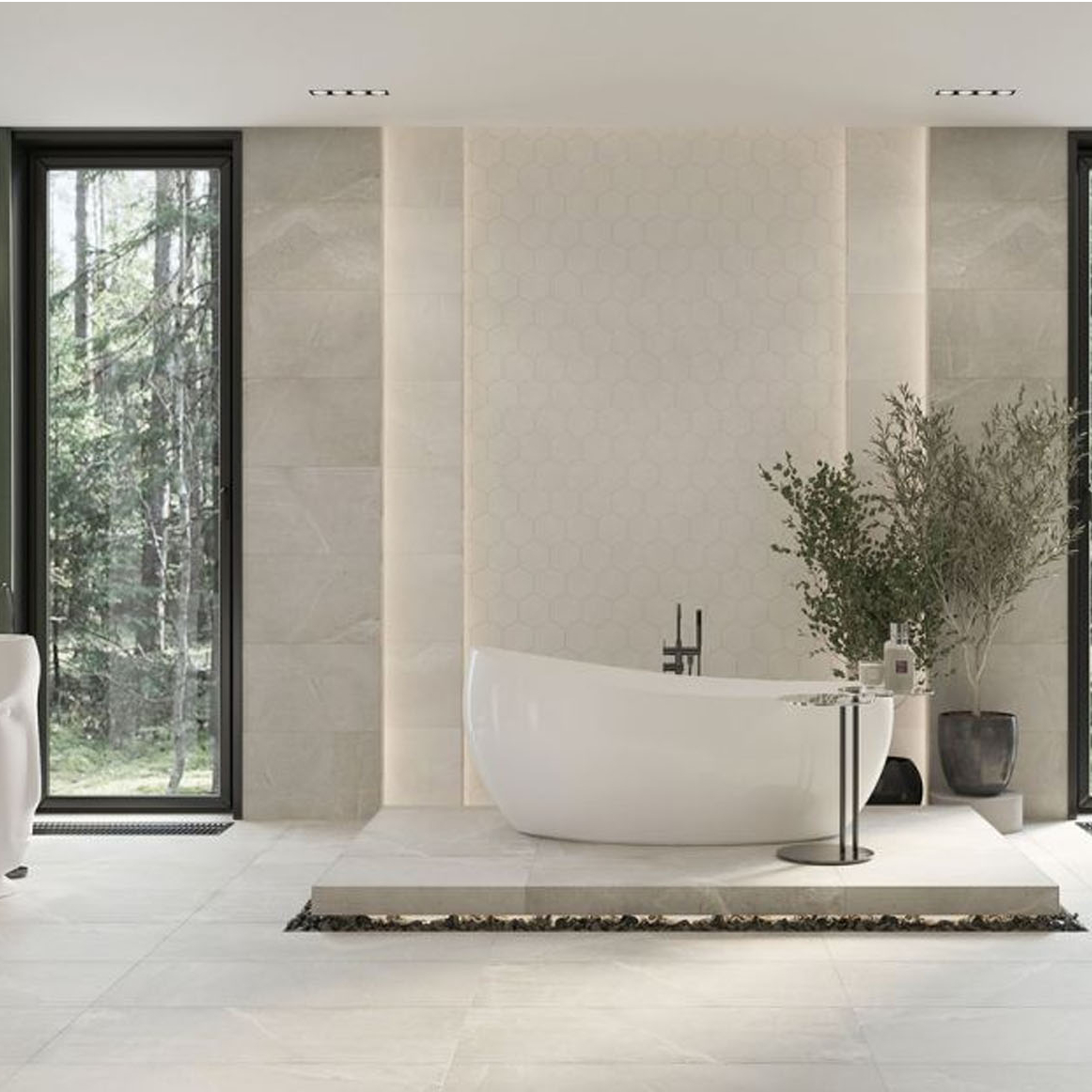 Просторная ванная комната с подиумом